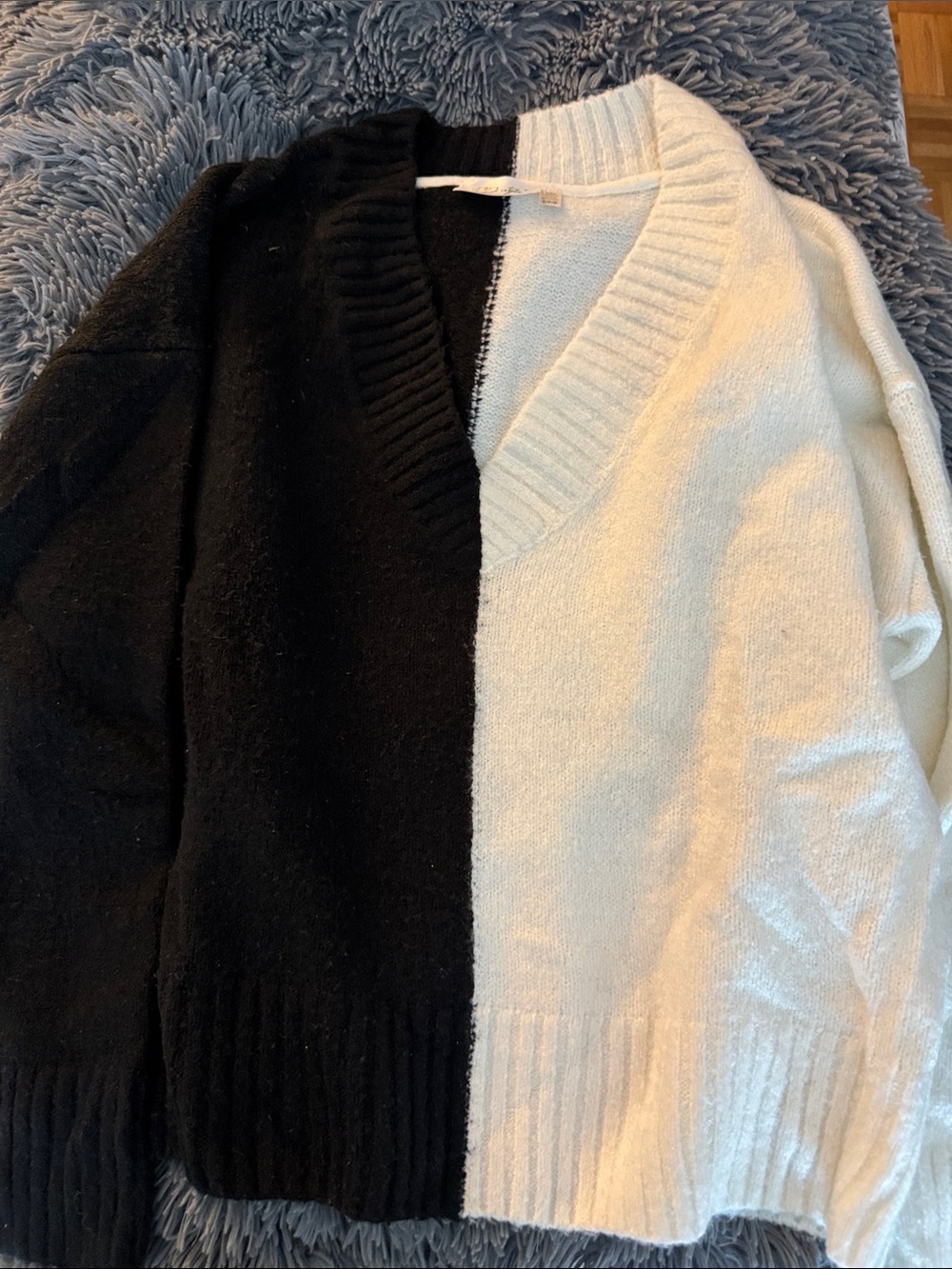 RD Style Black and White Colorblock Knit V-Neck